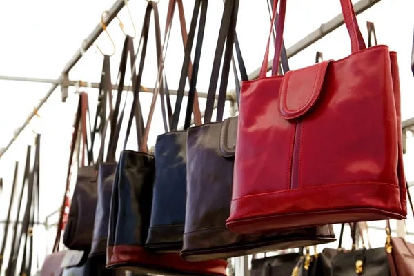 Bolsos filas en la tienda al por menor bolsos de cuero rojo —  Fotos de Stock
