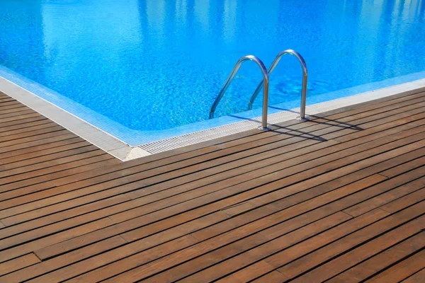 Piscina blu con pavimento in legno di teak — Foto Stock