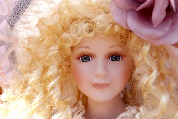 Antieke oude blond porseleinen pop gezicht portret — Stockfoto