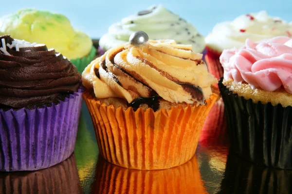 Cupcakes arreglo de magdalenas de crema de colores Imagen de archivo