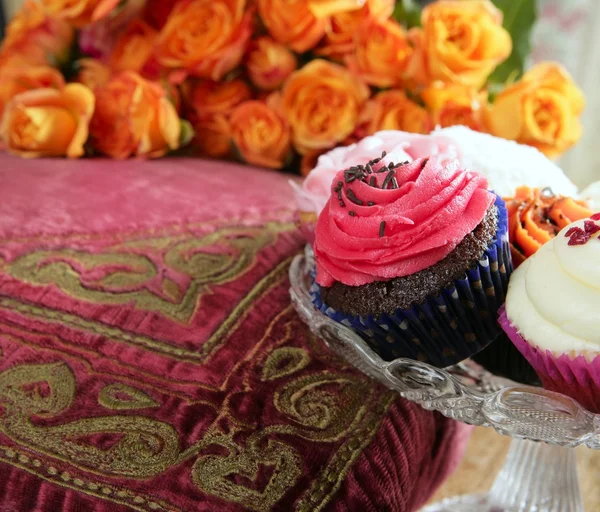 Babeczki kolorowy muffin różowy krem pomarańczowy vintage — Zdjęcie stockowe