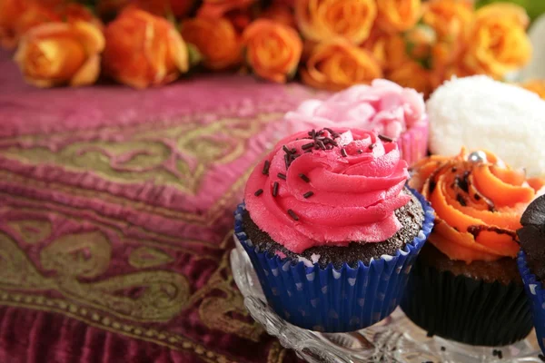 カップケーキ カラフルなマフィン ピンク オレンジ クリーム ヴィンテージ — ストック写真