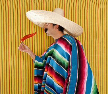 Chili acı biber Meksikalı adam tipik panço hırka