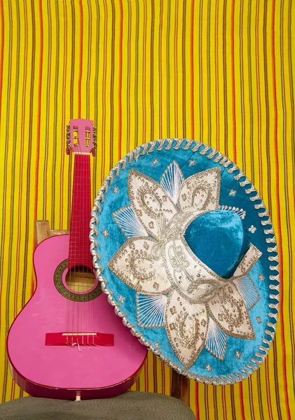 マリアッチ刺繍メキシカン ハット ピンク ギター — ストック写真