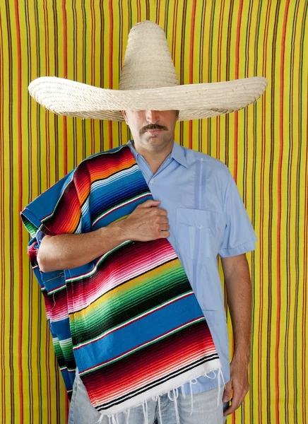 Άνθρωπος μεξικάνικο serape ΠΟΝΤΣΟ καπέλο sombrero — Φωτογραφία Αρχείου