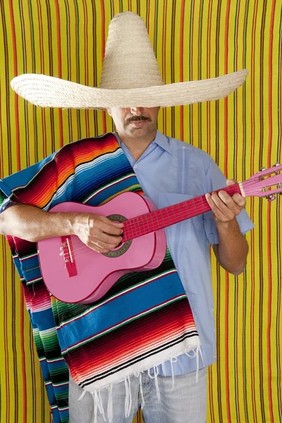Messicano uomo serape poncho sombrero suonare la chitarra — Foto Stock