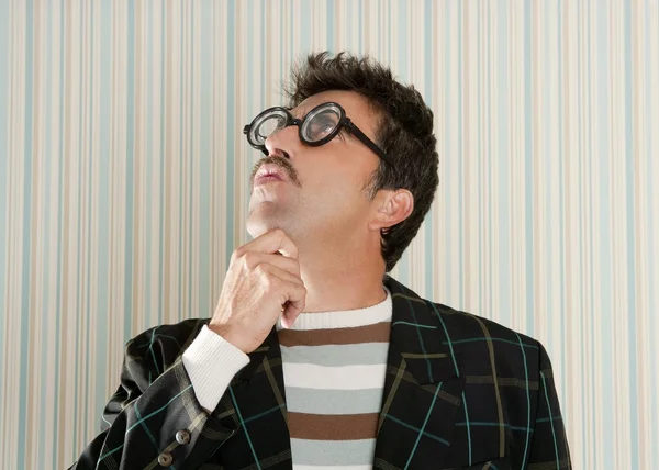 Nörd fåniga crazy närsynta glasögon man roliga gest — Stockfoto