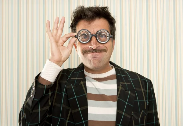 Nerd sciocco pazzo miope occhiali uomo divertente gesto — Foto Stock