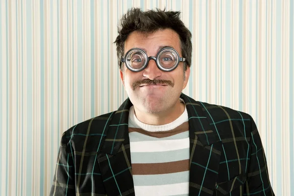 Nerd tonto loco miope gafas hombre divertido gesto —  Fotos de Stock