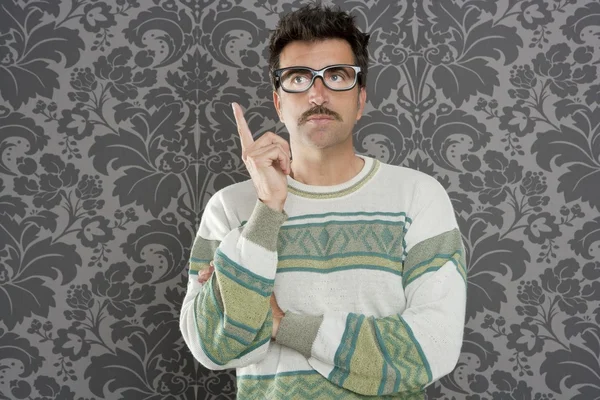 Nerd pensativo tonto hombre retro papel pintado gafas pegajoso — Foto de Stock