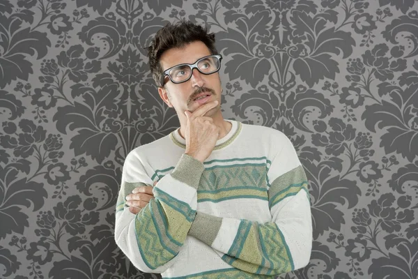 Nerd nachdenklich dumm Mann Retro-Tapete Brille klebrig — Stockfoto