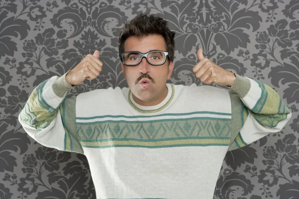 Nerd nachdenklich dumm Mann ok Geste Retro-Brille — Stockfoto