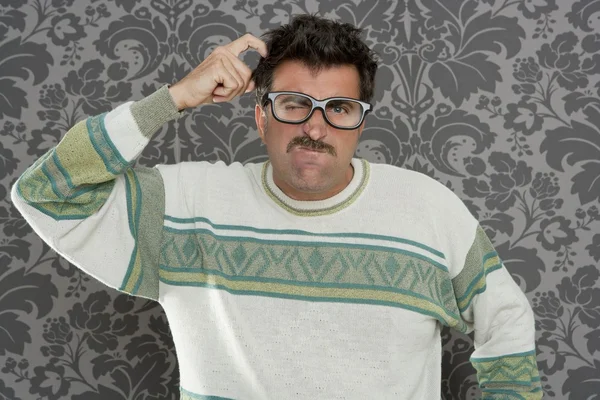 Nerd pensativo tonto hombre retro papel pintado gafas pegajoso — Foto de Stock