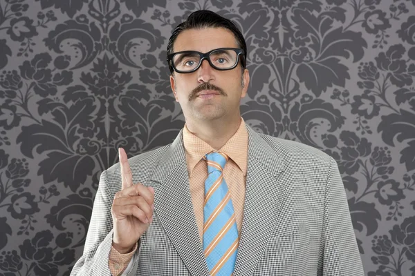 Retro zakenman nerd verhogen vinger omhoog handgebaar — Stockfoto