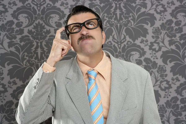 Nerd zakenman nadenkend gebaar dom grappige retro — Stockfoto