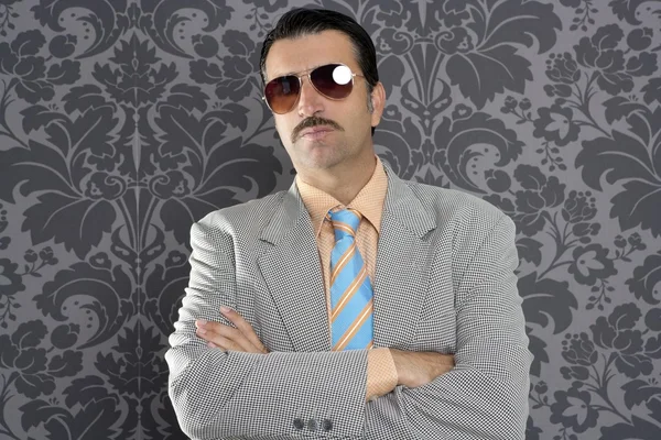 Nerd serio orgoglioso uomo d'affari occhiali da sole ritratto — Foto Stock