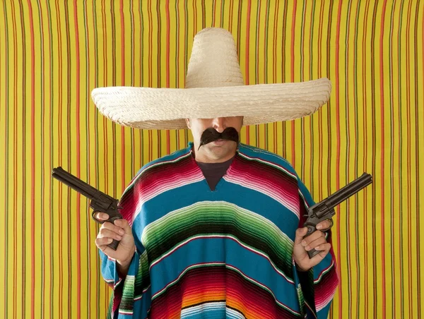 Haydut Meksikalı revolver bıyık silahlı adam fötr şapka — Stok fotoğraf