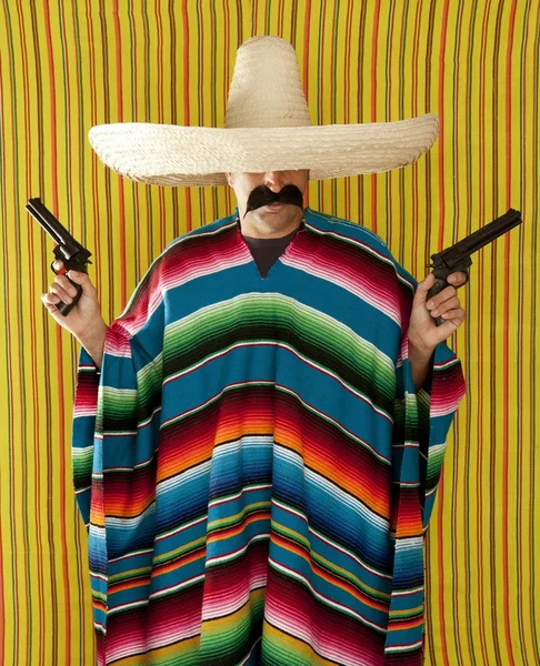 Bandita mexické revolver knír střelec sombrero — Stock fotografie