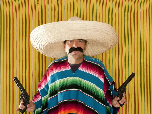 Bandido revólver mexicano bigote pistolero sombrero — Foto de Stock
