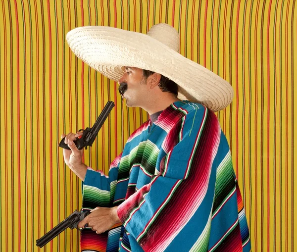 Bandido revólver mexicano bigote pistolero sombrero —  Fotos de Stock