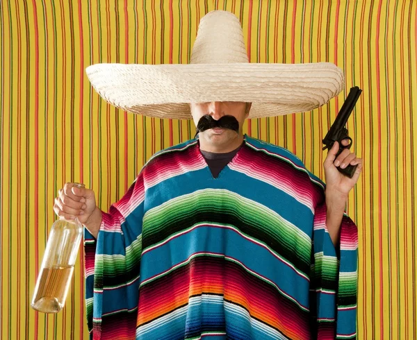 Bandito messicano revolver baffi ubriaco tequila — Foto Stock