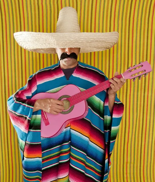 Άνθρωπος μεξικάνικο serape ΠΟΝΤΣΟ σομπρέρο παίζει κιθάρα — Φωτογραφία Αρχείου