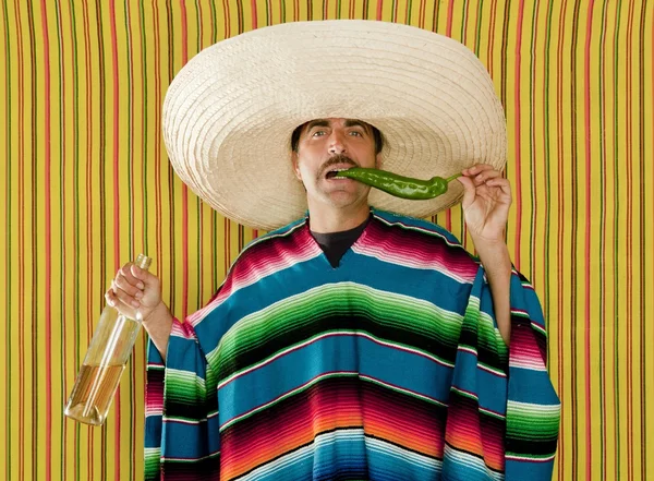 Mexikanska mustasch chili berusad tequila sombrero man — Stockfoto