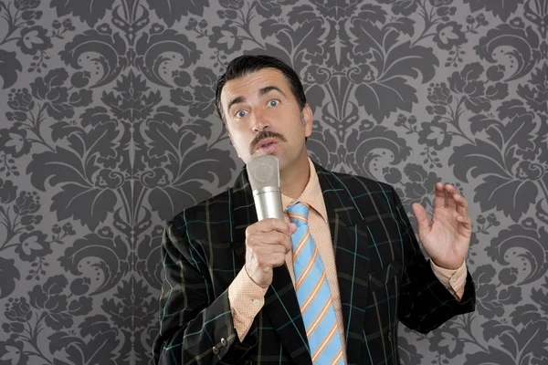 Nörd retro mustasch mannen mikrofon sjungande dumt — Stockfoto