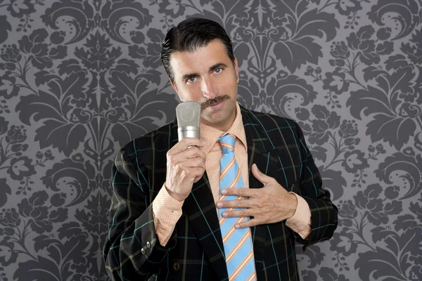 Nerd retro bigote hombre micrófono canto tonto —  Fotos de Stock