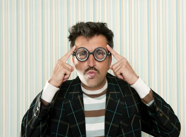 Nerd sciocco pazzo miope occhiali uomo divertente gesto — Foto Stock