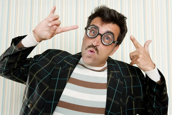 Nerd dumm verrückt kurzsichtige Brille Mann lustige Geste Stockbild