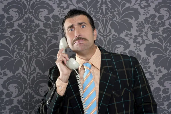 Nerd bang expressie zakenman telefoongesprek — Stockfoto