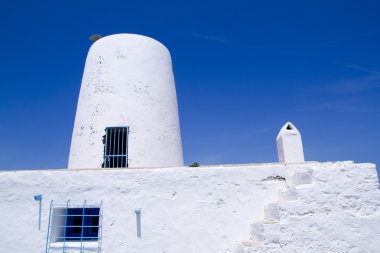 formentera içinde antik beyaz tuz yel değirmeni