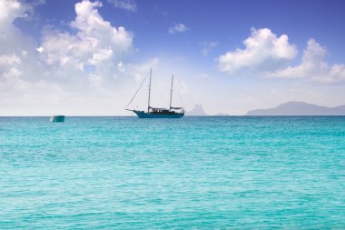 çapa tekneler ufuk Illetas beach formentera içinde