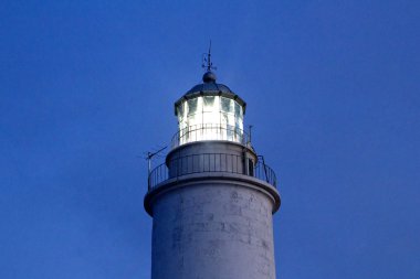 Cape barbarlığın deniz feneri günbatımı aydınlatma