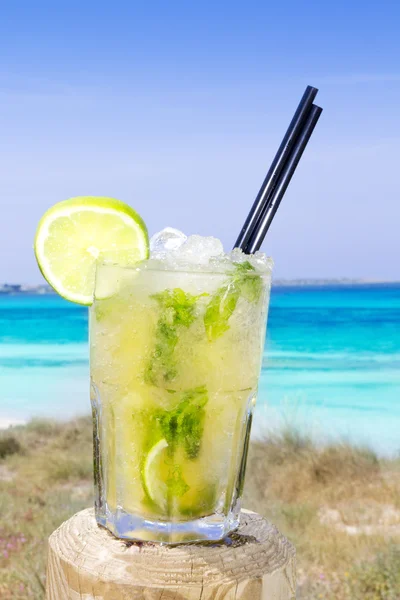 Cóctel mojito hielo pajitas de limón en la playa tropical — Foto de Stock