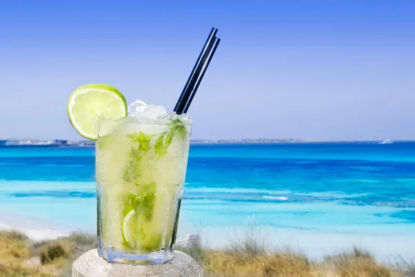 Cocktail mojito ice lemon straws in tropical beach — Stock Photo, Image