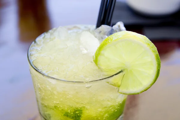 Cocktail mojito ice lemon straws — Stock Photo, Image