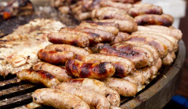 Жареная колбаса и ребрышки нездоровая пища — стоковое фото