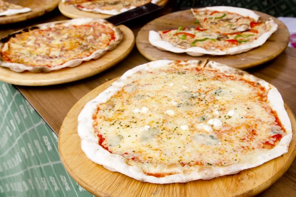 Mediterrâneo colorido piza fina alimentos assados — Fotografia de Stock