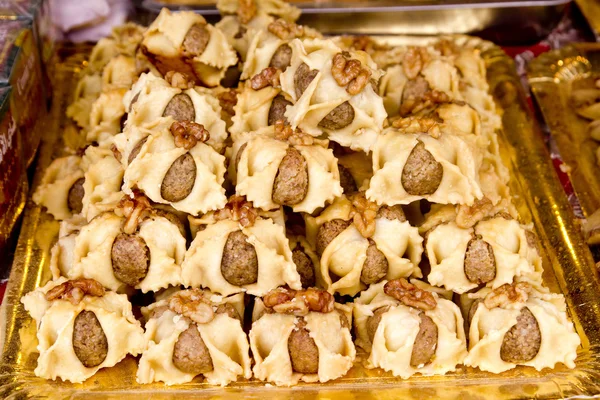阿拉伯甜糕点蛋糕堆叠式面包店 — 图库照片