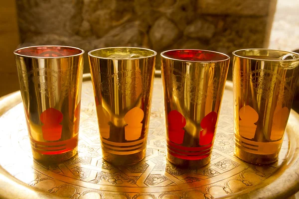 Árabe chá de hortelã-pimenta óculos dourados sobre bandeja dourada — Fotografia de Stock