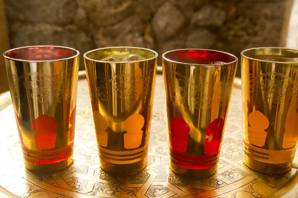 Арабский мятный чай золотые стаканы над золотым подносом — стоковое фото
