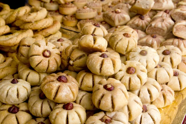 Arabské sladké zákusky dorty skládaný pekárna — Stock fotografie