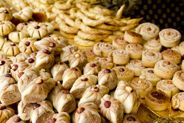 Emiraty słodkie wypieki ciasta piekarni ułożone — Zdjęcie stockowe