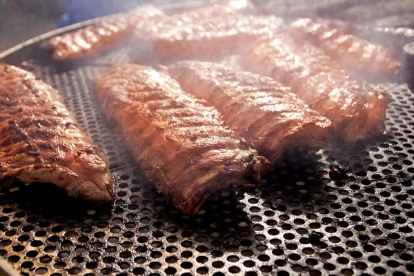Μπάρμπεκιου νευρώσεων στη σχάρα κρέας σχαρών καπνού ομίχλης — Φωτογραφία Αρχείου