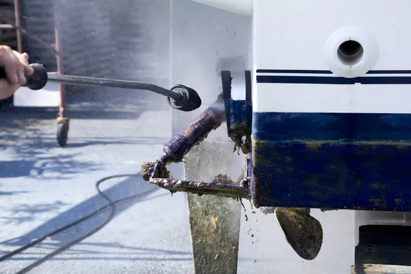 Łódź kadłuba czyszczenia wody myjki ciśnieniowej — Zdjęcie stockowe