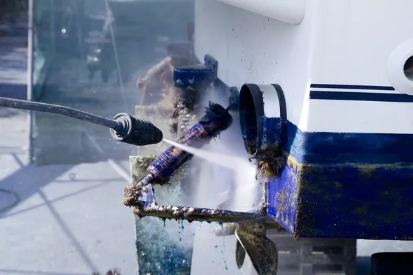 Blue boat hull cleaning pressure washer barnacles — Stock Photo, Image