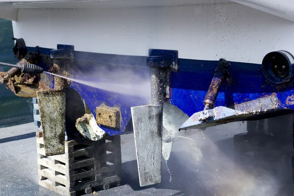 Blauw boot romp reiniging druk wasmachine zeepokken — Stockfoto