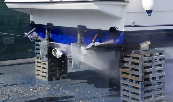 ボート船体洗浄水高圧洗浄機 — ストック写真